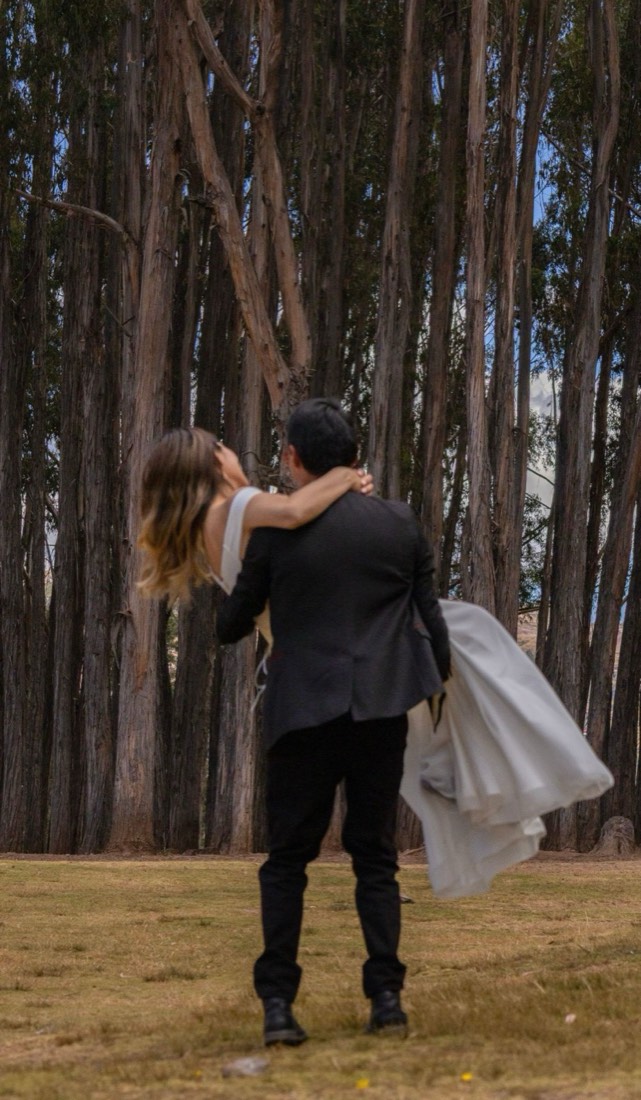 Novios abrazados en un bosque